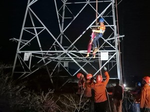 Tim SAR Evakuasi Siswi yang Hendak Melompat dari Tower PLN Palu