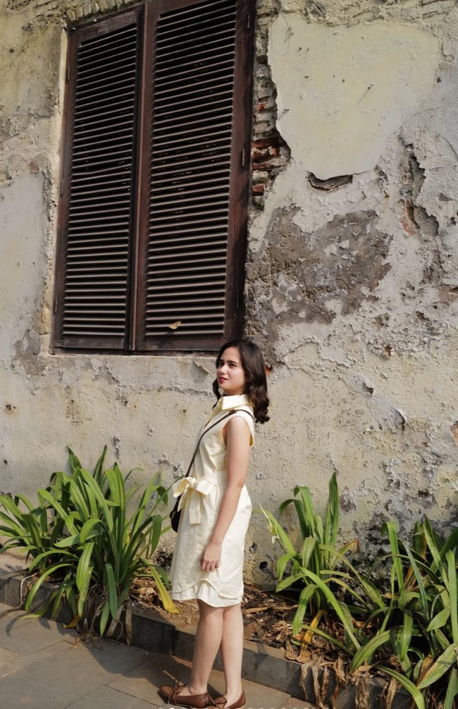 Tissa tampil simpel kenakan dress berkerah tanpa lengan warna kuning. Ia memadukan dress tersebut dengan sepatu berwarna coklat. Foto: Instagram/@tissabiani