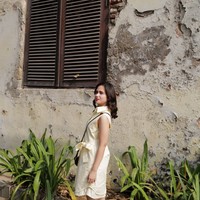 Tissa tampil simpel kenakan dress berkerah tanpa lengan warna kuning. Ia memadukan dress tersebut dengan sepatu berwarna coklat. Foto: Instagram/@tissabiani