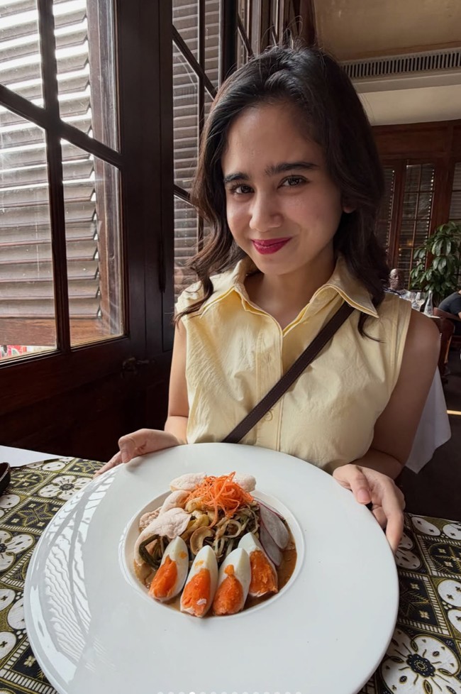 Rambut Tissa juga terlihat simpel dengan hanya dibiarkan terurai dan dibuat model curly. Sementara wajahnya dirias dengan pulasan makeup minimalis dan lipstik merah. Foto: Instagram/@tissabiani
