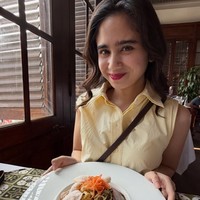Rambut Tissa juga terlihat simpel dengan hanya dibiarkan terurai dan dibuat model curly. Sementara wajahnya dirias dengan pulasan makeup minimalis dan lipstik merah. Foto: Instagram/@tissabiani