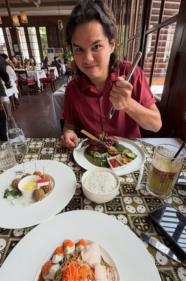 Sementara Dul tampak mengenakan kemeja meerah. Keduanya juga makan bersama di sebuah restoran di kota tua. Foto: Instagram/@tissabiani