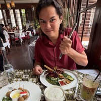 Sementara Dul tampak mengenakan kemeja meerah. Keduanya juga makan bersama di sebuah restoran di kota tua. Foto: Instagram/@tissabiani
