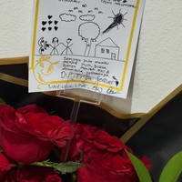 Tissa juga memamerkan buket bunga mawar merah yang ia terima dari Dul. Buket bunga tersebut dilengkapi dengan pesan yang tak kalah romantis. Foto: Instagram/@tissabiani