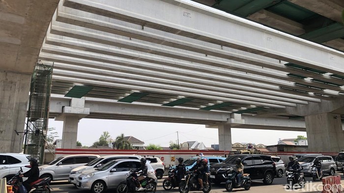 Barisan girder tol layang di atas ring road Kronggahan, Trihanggo, Sleman, Selasa (29/9).