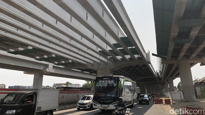 Barisan girder tol layang di atas ring road Kronggahan, Trihanggo, Sleman, Selasa (29/9).