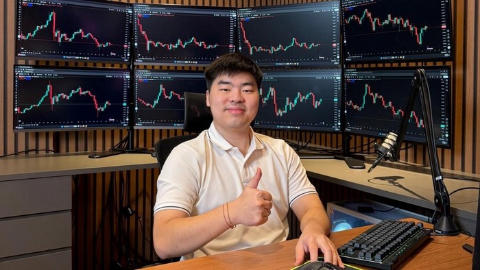 Trader Kenneth William atau Kenwilboy di depan layar pemantauan pasar dalam aktivitas trading-nya.