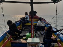 Bukan Ngadem di Ruangan, Mereka Malah Nyemplung ke Laut Jakarta Buat Mancing