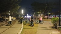 Sejumlah anak muda bersepeda di kawasan Summarecon Bandung pada malam hari.