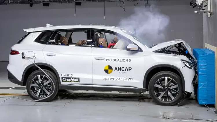 Detik-detik Mobil BYD Dites Tabrak, Cuma Raih 3 Bintang