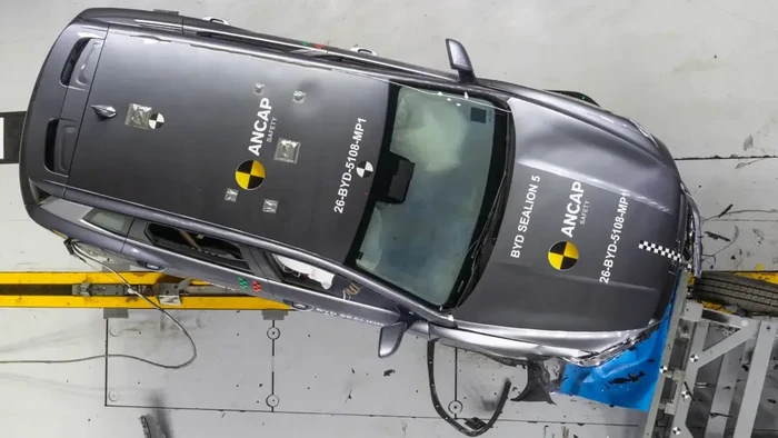 Australia New Car Assessment Program (ANCAP) melakukan uji tabrak BYD Sealion 5. Mobil itu gagal meraih nilai sempurna. ANCAP hanya memberikan nilai tiga bintang buat mobil tersebut.