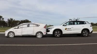 ANCAP menilai, BYD Sealion 5 memiliki kemampuan terbatas dalam menghindari tabrakan melalui sistem AEB (autonomous emergency braking/rem darurat otonom) pada situasi kecepatan rendah. Kinerja penghindaran tabrakan sempat teramati dalam pengujian di mana kendaraan berbelok di depan mobil atau pengendara sepeda motor yang datang dari arah berlawanan. Foto: Dok. ANCAP