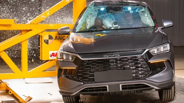 Australia New Car Assessment Program (ANCAP) melakukan uji tabrak BYD Sealion 5. Mobil itu gagal meraih nilai sempurna. ANCAP hanya memberikan nilai tiga bintang buat mobil tersebut.