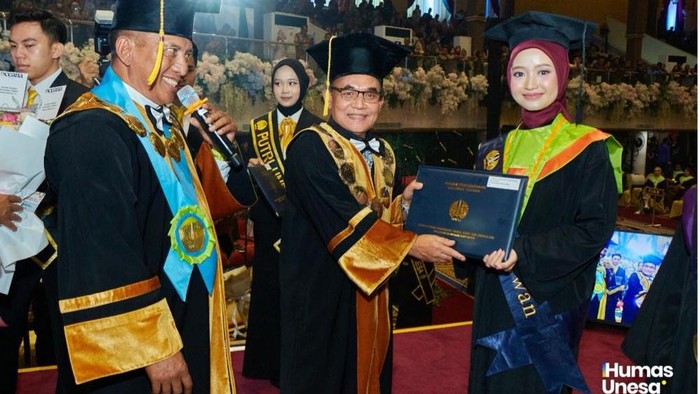 Vanessa Aulia Syifa Yudiasmara, lulusan terbaik fakultas vokasi di Universitas Negeri Surabaya (Unesa).