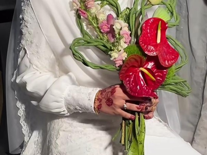 Viral buket nikah unik tema tropis, memadukan bunga cantik dengan sayuran segar seperti petai dan kacang panjang.