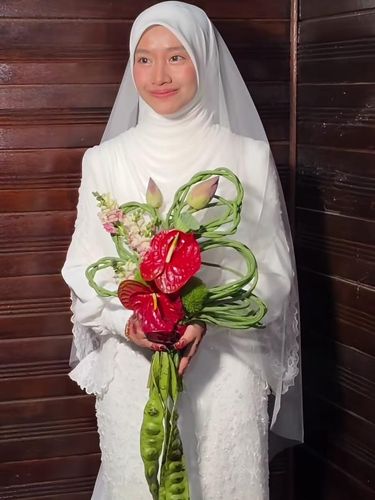 Viral buket nikah unik tema tropis, memadukan bunga cantik dengan sayuran segar seperti petai dan kacang panjang.