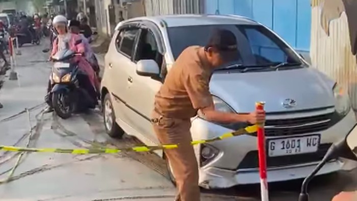 Viral Pria Berseragam ASN Nekat Lewati Jalan Cor Basah di Pekalongan