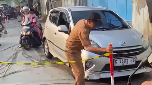 Viral Pria Berseragam ASN Nekat Lewati Jalan Cor Basah di Pekalongan