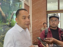 Walkot Eri Tegaskan Jual Beli Seragam SD-SMP Negeri di Surabaya Haram!
