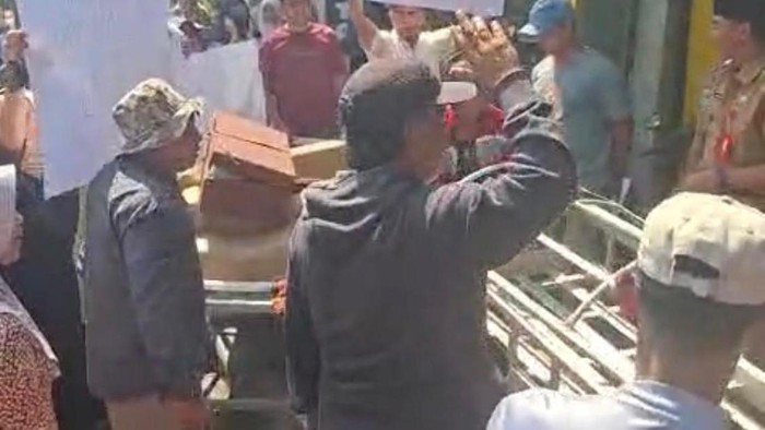 Warga Batu protes ke pemilik warung nasi goreng gegara keranda mayat gak bisa lewat