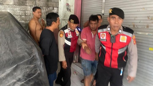 Warga bersama petugas mengamankan terduga pelaku pencurian meteran air berinisial AR di kawasan Jalan Raya Bangsal, Desa Dalung, Kuta Utara, Badung, Bali, Selasa (29/9/2026). (Foto: Dok. Polsek Kuta Utara)