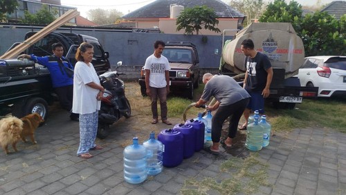 Warga mengantri air bersih di Perumahan Beranda Bukit, Kutuh, Kuta Selatan, Selasa (29/9/2026). (dok. Tirta Mangutama Badung)