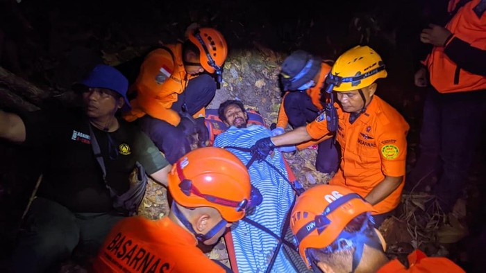 Wisatawan asal Gorontalo mengalami kelelahan di Air Terjun Lombongo. Dokumen Istimewa