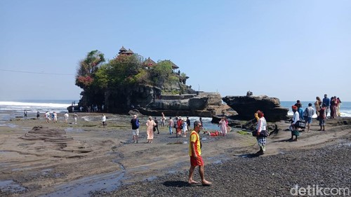 Wisatawan memadatiDTW Tanah Lot di Desa Beraban, Kecamatan Kediri, Tabanan, Bali, beberapa waktu lalu. (Foto:Krisna Pradipta/detikBali)