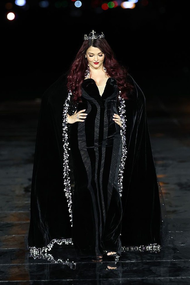 Selain bentuk badan, sejumlah penggemar Aishwarya Rai mengeluhkan gaya busana dan warna rambutnya yang dianggap tidak sesuai dengan sang aktris dan acara. Beberapa beranggapan penampilan itu tampak ketinggalan zaman. Foto: Getty Images/Aurore Marechal