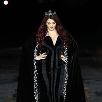 Selain bentuk badan, sejumlah penggemar Aishwarya Rai mengeluhkan gaya busana dan warna rambutnya yang dianggap tidak sesuai dengan sang aktris dan acara. Beberapa beranggapan penampilan itu tampak ketinggalan zaman. Foto: Getty Images/Aurore Marechal
