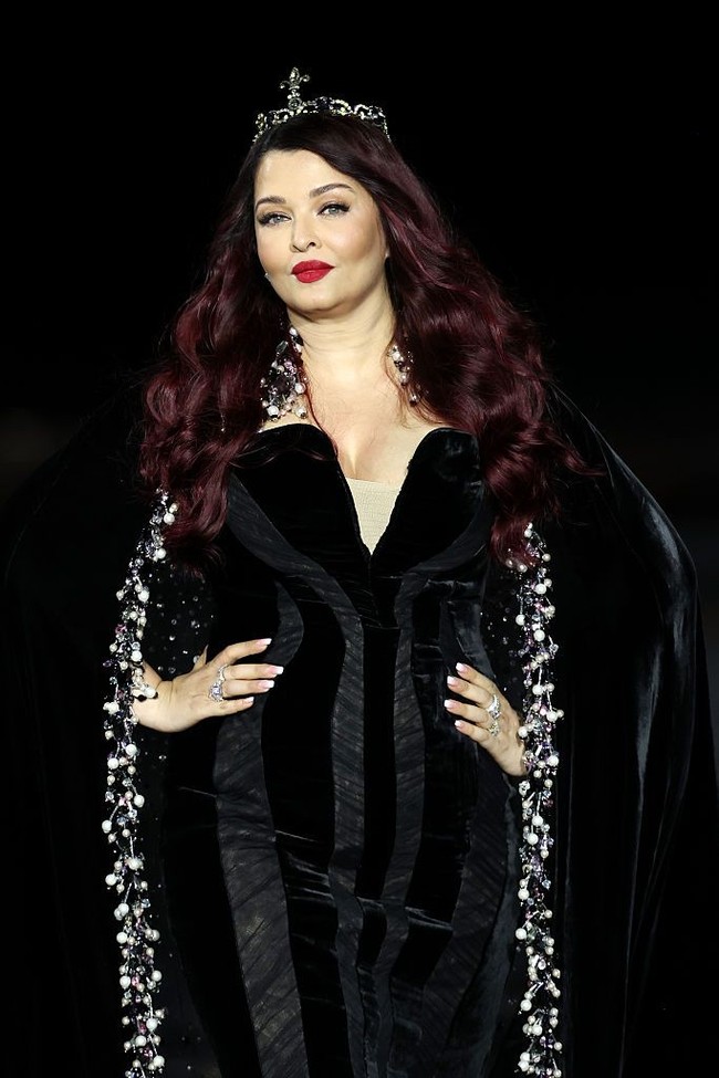 Dalam foto dan video yang viral, aktris Bollywood tersebut menampilkan aksi runway yang menjadi ciri khasnya yakni memberikan ciuman jauh yang diikuti gestur namaste kemudian simbol hati. Foto: Getty Images/Aurore Marechal
