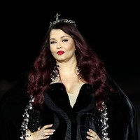 Dalam foto dan video yang viral, aktris Bollywood tersebut menampilkan aksi runway yang menjadi ciri khasnya yakni memberikan ciuman jauh yang diikuti gestur namaste kemudian simbol hati. Foto: Getty Images/Aurore Marechal