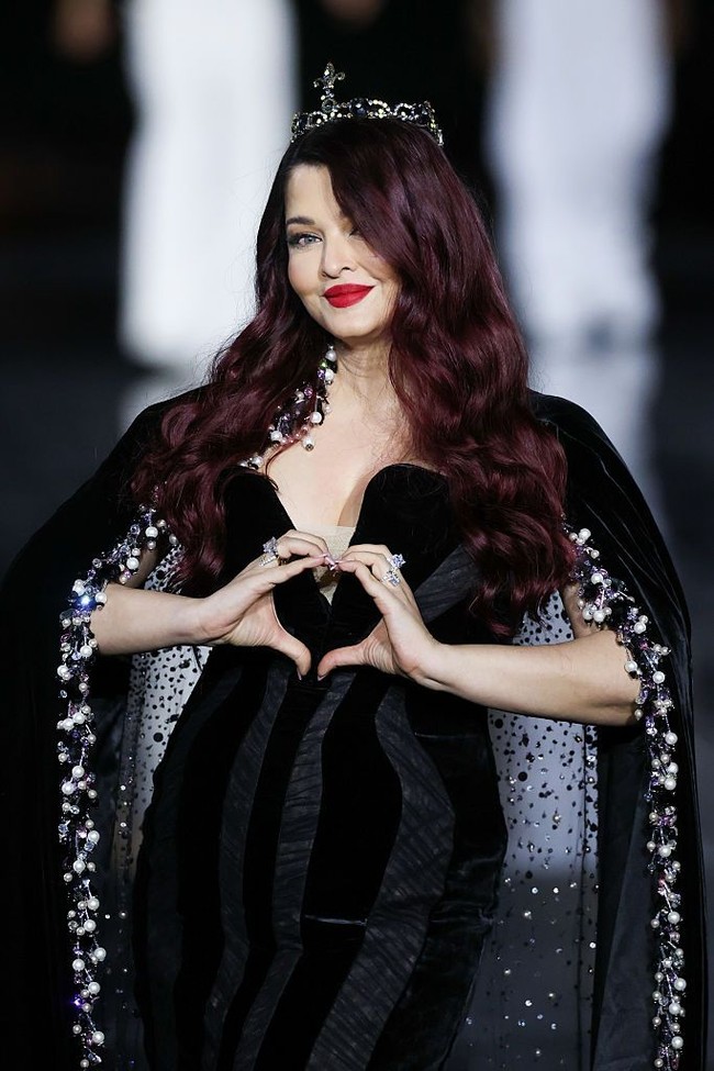 Banyak orang memuji penampilan aktris Mohabbatein tersebut. Namun tak sedikit yang berkomentar bernada ‘body shaming’. Selain bentuk badan, sejumlah penggemar Aishwarya Rai mengeluhkan gaya busana atau warna rambut yang dianggap ketinggalan zaman. Foto: Corbis via Getty Images/Stephane Cardinale - Corbis