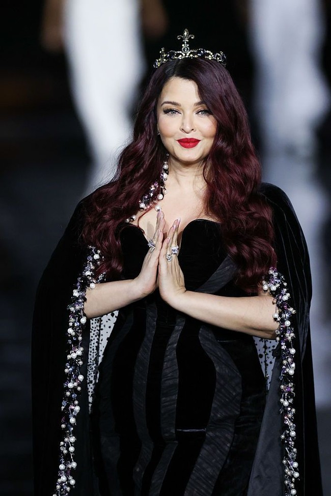 Aishwarya tampil menawan dengan gaun korset hitam berpotongan mermaid yang dipadu jubah beludru rancangan Yara Shoemaker. Gaya dramatisnya dipercantik dengan warna rambut burgundy. Foto: Corbis via Getty Images/Stephane Cardinale - Corbis