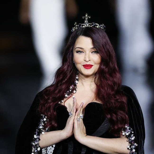 Gaya Aishwarya Rai Melenggang di Paris Fashion Week, Tuai Komentar Body Shaming