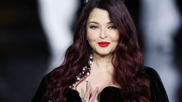 Gaya Aishwarya Rai Melenggang di Paris Fashion Week, Tuai Komentar Body Shaming