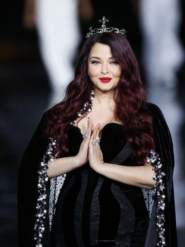 Gaya Aishwarya Rai Melenggang di Paris Fashion Week, Tuai Komentar Body Shaming