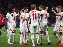 Video Gordon-Harry Kane Menangkan Inggris Atas 10 Pemain Ceko