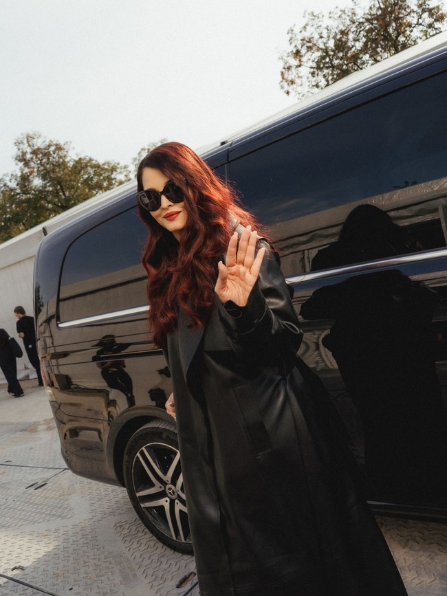 Baru-baru ini Aishwarya Rai Bachchan melenggang dalam parade busana Express Your Worth dari LOreal Paris di Paris Fashion Week. Aksinya menuai perbincangan di media sosial. Foto: Instagram @lorealparis