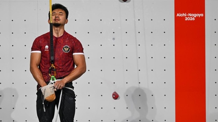 Atlet panjat tebing Indonesia Aditya Tri Syahria bersiap melakukan start pada kualifikasi nomor speed putra Asian Games 2026 di Portmesse Nagoya Exhibition Hall, Nagoya, Aichi, Jepang, Rabu (30/9/2026). Aditya lolos ke perempat final setelah menempat