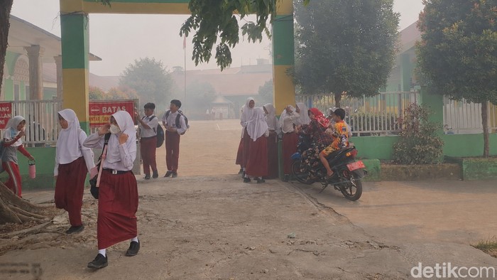 Anak-anak SD di Kota Jambi dipulangkan akibat kabut pekat