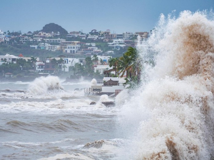 Debris on a street in the aftermath of Hurricane Polo in San Carlos, Sonora state, Mexico, September 29, 2026. REUTERS/Ivan Sepulveda