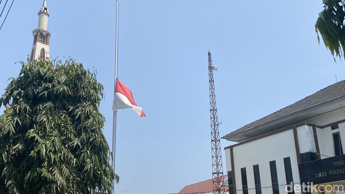 Bendera setangah tiang berkibar di Parepare dalam rangka pemperingati G30SPKI.