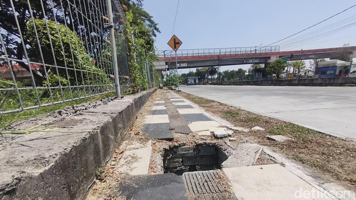 Besi penutup drainase di Jalan Frontage Sawotratap,Gedangan hilang, diduga dicuri.