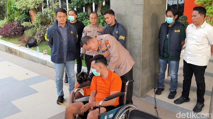 Kapolres Gresik AKBP Ramadhan Nasution saat menginterogasi tersangka