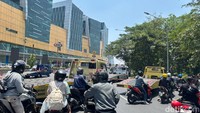Para pengguna jalan di Bundaran Waru terjebak kemacetan. Mereka terjebak macet, akibat sejumlah truk melakukan blokade jalan.