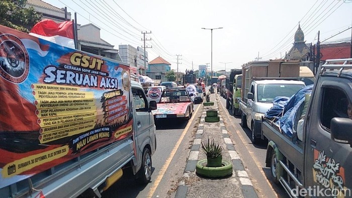 Demo sopir truk di Surabaya