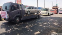 Ratusan kendaraan truk memenuhi Jalan Raya Taman menuju Bundaran Waru sehingga menyebabkan arus lalu lintas di kawasan tersebut mengalami kemacetan.