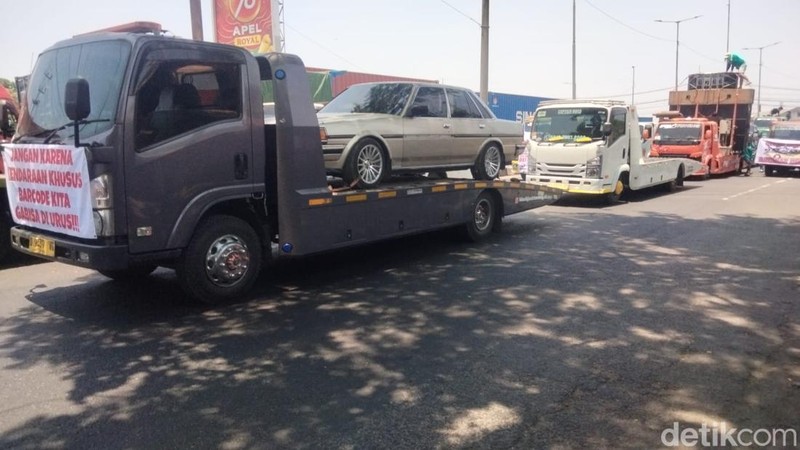 Demo sopir truk di Surabaya