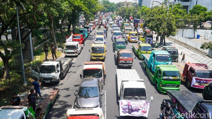 Demo Sopir Truk di Surabaya
